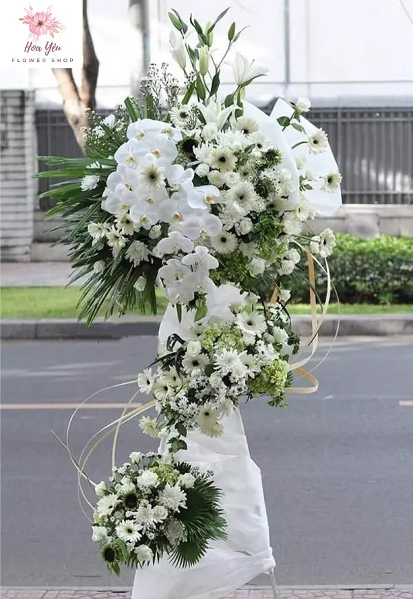 hoa cúc trắng đám tang kết hợp cùng hoa lan trắng mang ý nghĩa của sự tôn vinh và vinh danh