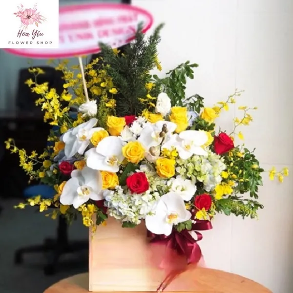 Lẵng hoa sinh nhật 1 tầng hoa Cẩm Tú Cầu và hoa Lan Hồ Điệp