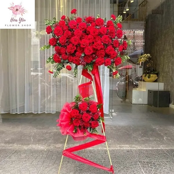 Lẵng hoa sinh nhật 2 tầng thả tim với hoa hồng đỏ